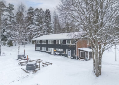 Evon Suuri Huvila talviasussaan. Alakerran saunaosastosta pääsee suoraan pihan kahden kylpypaljun lämpöön.