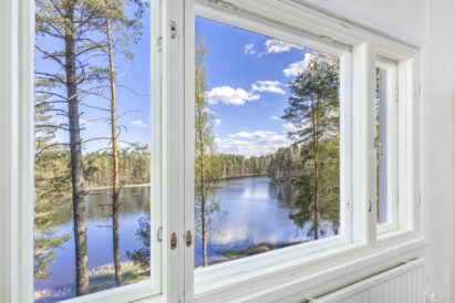 Räyskälän Kattohuoneistosta avautuu näkymä yli luonnonkauniin Kaartjärven.