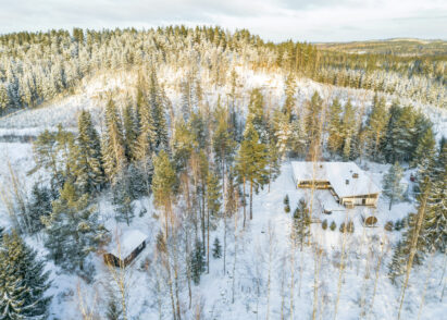 Lähdekallion Huvila talviasussaan.