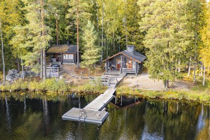 Evon Syväjärven päärakennuksesta on suora pääsy avaralle ulkoterassille ja laiturille. Rantasaunan edessä on toinen terassi, jossa on myös puulämmitteinen kylpypalju.