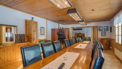 Evon Ruuhijärven pääsalin pöydän ääressä on tilaa 18-20 osallistujan kokoukselle, ruokailulle tai illanvietolle.