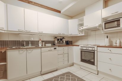 Evon Suuren Huvilan alakerran keittiö on varustettu jääkaapilla, kahvinkeittimellä, astianpesukoneella, liedellä ja uunilla sekä mikroaaltouunilla.