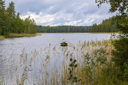 Rantanäkymä Yliselle Rautjärvelle, jonka yksityisranta Evon Suuren Huvilan vieraille on kävelyetäisyydellä huvilalta.