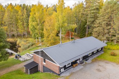 Näkymä Evon Suuren Huvilan yläpihalta Kaitalammin ja alueen sisääntulotien suuntaan.