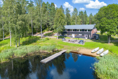 Evon Suuren Huvilan edessä aivan Kaitalammin rannassa sijaitsee 2 kylpypaljuja ja tulipaikka. Sisäsaunaosasto sijaitsee heti oikeanpuoleisen oven takana.