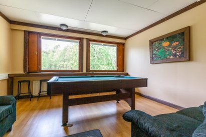 Evon Suuren Huvilan yläkerran oleskelutilassa voi rentoutua ja pelata biljardia. Ikkunoista avautuu näkymä Kaitalammille.