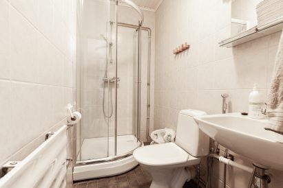 Toinen Evon Suuren Huvilan yläkerran wc- ja suihkutiloista.