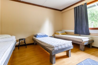 Evon Suuren Huvilan yläkerran iso kolmen hengen makuuhuone.