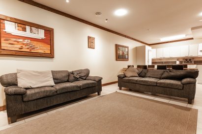 Evon Suuren Huvilan alakerran olohuone. Taustalla näkyy alakerran tilava tupakeittiö.