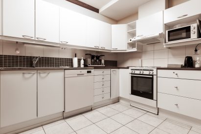 Evon Suuren Huvilan alakerran täysin varusteltu keittiö.