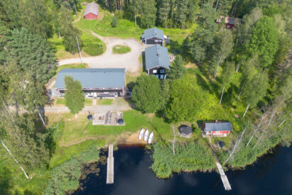 Evon Suuren Huvilan edessä aivan Kaitalammin rannassa sijaitsee 2 kylpypaljuja ja tulipaikka. Oikeassa reunassa erähenkinen grillikota.
