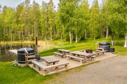 Evon Suuren Huvilan terassi ja kylpypaljut sijaitsevat aivan tunnelmallisen Kaitalammin äärellä.