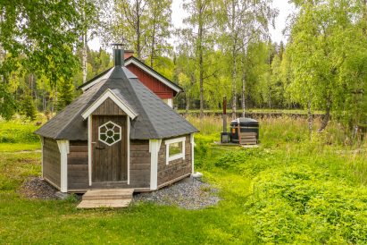 Evon Suuren Huvilan tunnelmallinen grillikota sijaitsee Kaitalammin rannassa rantasaunan vieressä.