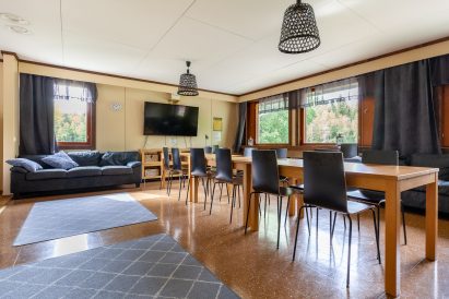 Evon Suuren Huvilan avara pääsali soveltuu esimerkiksi kokouksiin, ruokailuun ja yhdessäoloon.