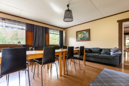 Evon Suuren Huvilan yläkerran pääsalia kiertää useita tilavia sohvaryhmiä.