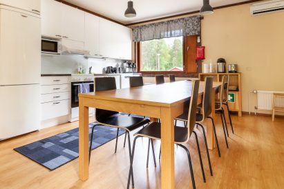 Evon Suuren Huvilan yläkerran keittiö sijaitsee pääsalin jatkeena. Pääsalissa on erillinen ruokailutila.