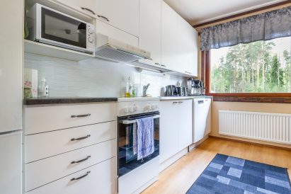 Evon Suuren Huvilan yläkerran täysin varusteltu keittiö.