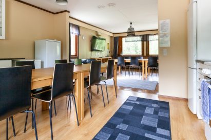 Evon Suuren Huvilan yläkerran keittiö sijaitsee pääsalin jatkeena. Pääsalissa on erillinen ruokailutila.