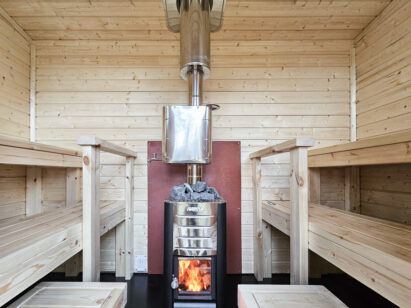 Evon Kaksikon puulämmitteinen pihasauna tarjoaa mukavat löylyt noin 4–5 saunojalle.