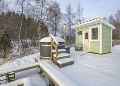 Aulangon Rantapiilon puulämmitteinen pihasauna ja palju.