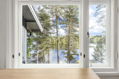Räyskälän Kattohuoneiston pienemmän huoneiston keittiöstä avautuu näkymä Kaartjärvelle.