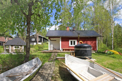 Evon Suuren Huvilan rantasaunan edessä sijaitsee uima- ja venelaituri ja 1 kylpypalju. Saunan vieressä on ympärivuotiseen käyttöön sopiva grillikota.