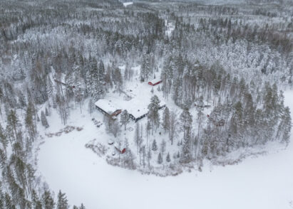 Evon Rauhan alue ja jään peittämä Kaitalammi talviasussaan.