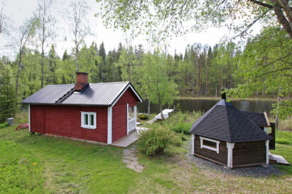 Evon Suuren Huvilan rantasaunan vieressä on ympärivuotiseen käyttöön sopiva grillikota.