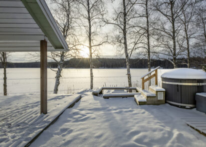 Aulangon Rantapiilon kuistilta ja paljusta aukeaa näkymä Aulangonjärven yli.