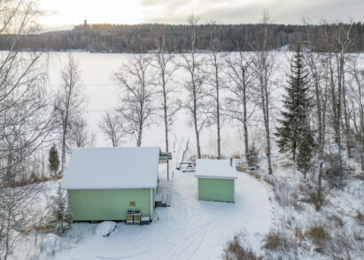 Aulangon Rantapiilosta aukeaa näkymä Aulangonjärven yli. Vastarannalla siintää graniittinen Aulangon näkötorni.