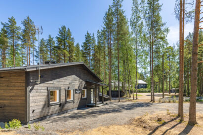 Lopen Rauhan alue Kaartjärven rannalla. Vasemmalla Lopen Luksus, takana Räyskälän Suuri Huvila.