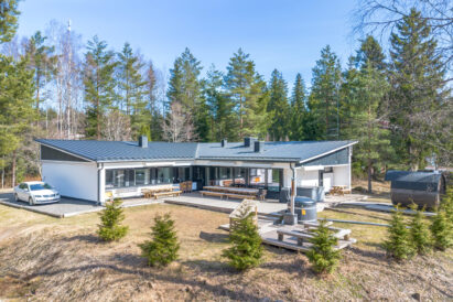 Lähdekallion Huvila alkukevään asussaan.