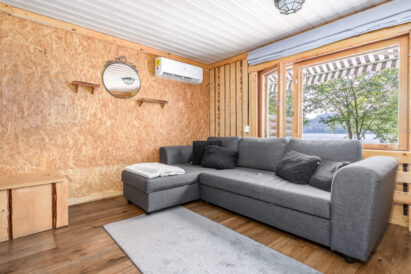 Aulangon Rantapiilon olohuoneen vuodesohva tarjoaa myös nukkumapaikan 1–2 vieraalle.