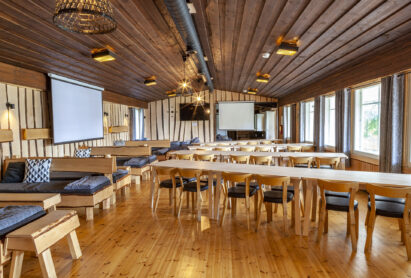 Aulangon Suuren Huvilan pääsalin pöydät voidaan järjestää monipuolisesti erilaisiin ruokailu- ja kokousasetelmiin. Salin sivu- ja päätyseinällä on myös alas laskettavat valkokankaat.