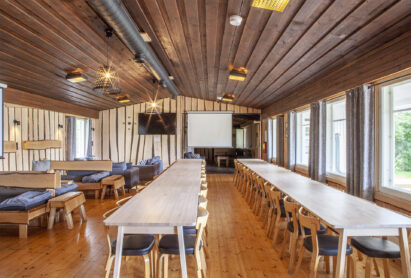 Aulangon Suuren Huvilan pääsalin pöydät voidaan järjestää monipuolisesti erilaisiin ruokailu- ja kokousasetelmiin. Salin sivu- ja päätyseinällä on myös alas laskettavat valkokankaat.