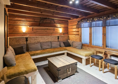 Evon Erähuvilan alakerran iso huone tarjoaa mukavan oleskelutilan, jonka sohvat toimivat myös lisävuoteina.