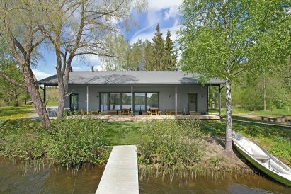 Aulangon Rantahuvilan julkisivu järveltä nähtynä. Vasemmassa reunassa käynti sähkösaunaosastoon, oikeassa reunassa käynti suoraan puusaunan löylyhuoneeseen.