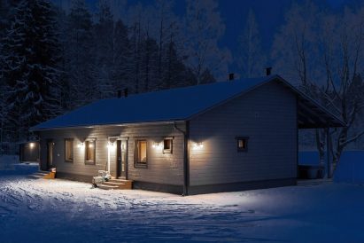 Talvinen ilta hämärtyy Aulangon Rantahuvilalla.