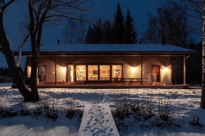 Aulangon Rantahuvilan julkisivu järveltä nähtynä. Vasemmassa reunassa käynti sähkösaunaosastoon, oikeassa reunassa käynti suoraan puusaunan löylyhuoneeseen.