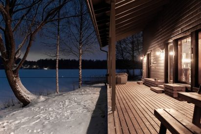 Ilta hämärtyy Aulangon Rantahuvilalla.