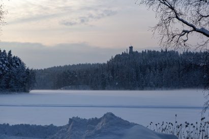 Aulangon Rantahuvila Aulangon Rauhan alueella sijaitsee kauniin Aulangonjärven pohjoisrannalla. Vastarannalla siintää graniittinen Aulangon näkötorni.