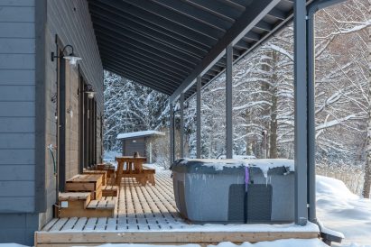Aulangon Rantahuvilan terassilla sijaitsee ympärivuotiseen käyttöön tarkoitettu ulkoporeallas.