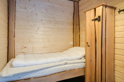 Yksi Aulangon Rantahuvilan makuuhuoneista.