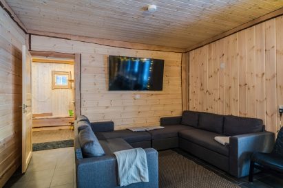 Aulangon Rantahuvilan pääsalin sohvanurkkaus. Sohvia voidaan käyttää myös vuodesohvina.