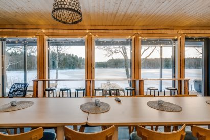 Aulangon Rantahuvilan pääsalista aukeaa näkymä Aulangonjärvelle.