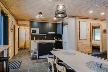 Aulangon Rantahuvilan pääsalin keittiönurkkaus.