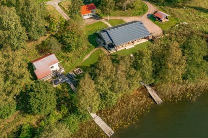 Aulangon Rantalan rakennukset Aulangonjärven äärellä. Vasemmalla rantasauna, ylhäällä Pikkuhuvila, keskellä päärakennus ja oikealla ympärivuotinen majoitusaitta.