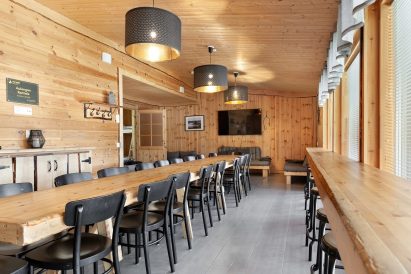 Aulangon Rantalan pääsalin pöydän äärelle mahtuu istumaan 20 henkilöä. Lisätilaa tarjoavat ikkunaseinän maisemabaaritiski sekä oleskelupäädyn sohvaryhmät.