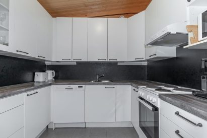 Aulangon Rantalan päärakennuksen keittiö sijaitsee pääsalin päädyssä.