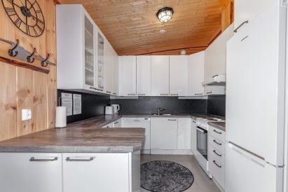 Aulangon Rantalan päärakennuksen keittiö sijaitsee pääsalin päädyssä.